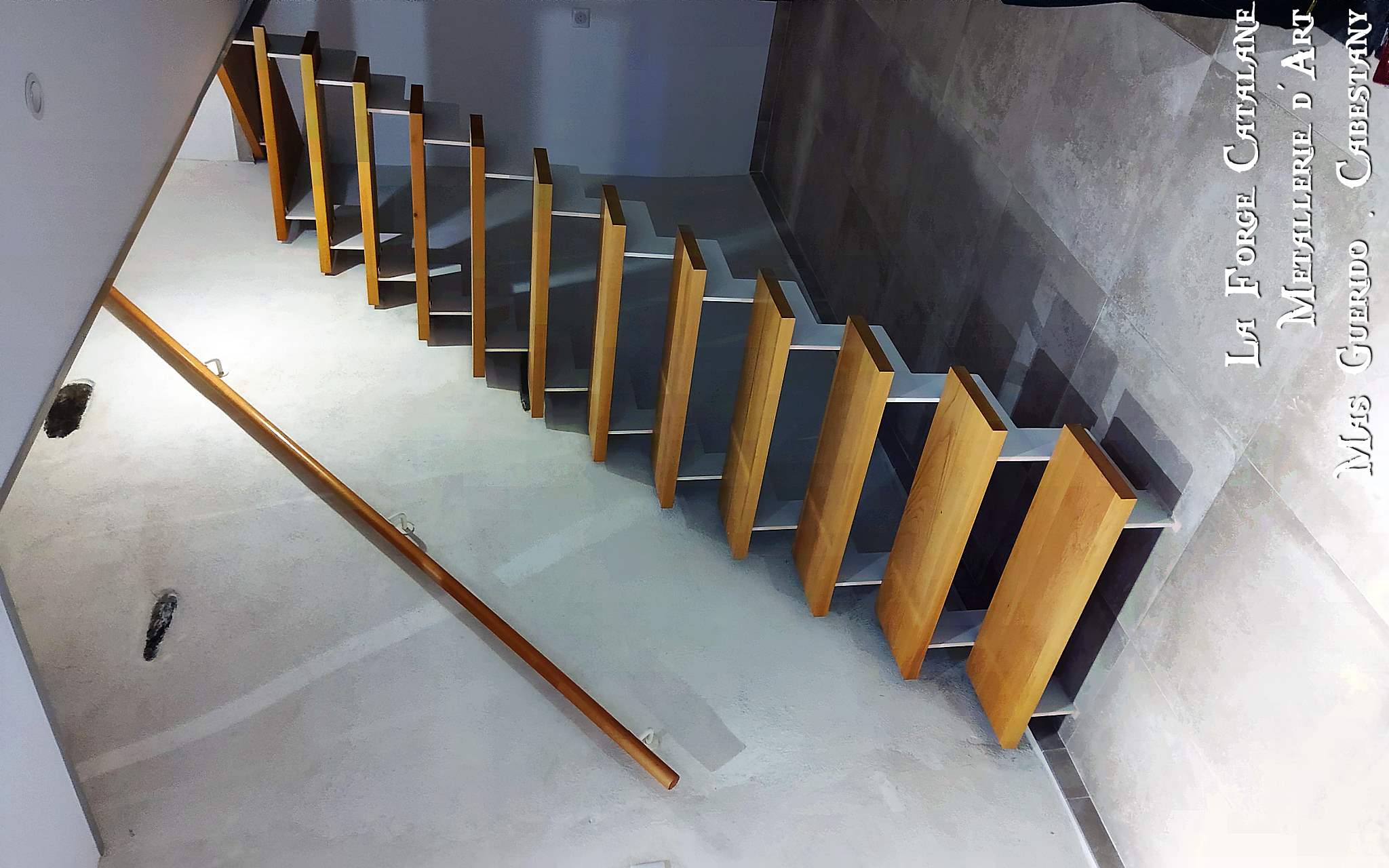 escalier double limon cremaillere marches bois main courante bois forge catalane.jpg